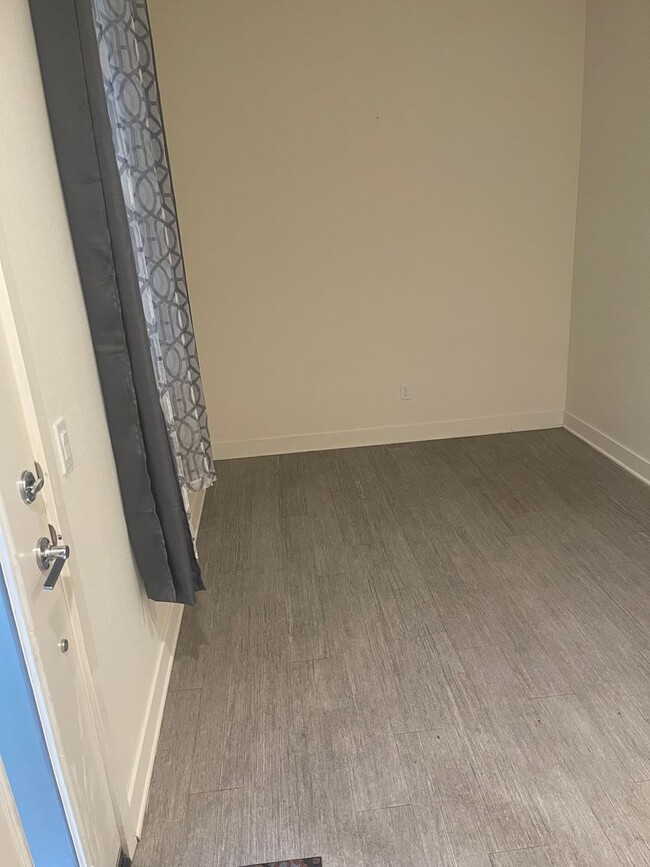 Building Photo - Just Reduced!! Charming 3 Bed/3 Ba Townhou...