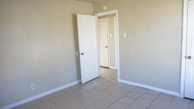 Building Photo - 912-912 Williamson Dr