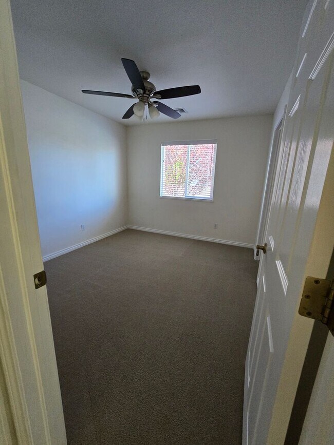 Building Photo - Beautiful single level townhouse located in quiet northwest area.