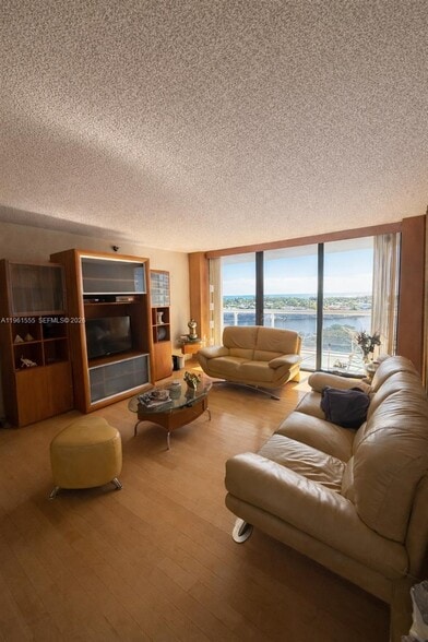 Building Photo - 20505 E Country Club Dr