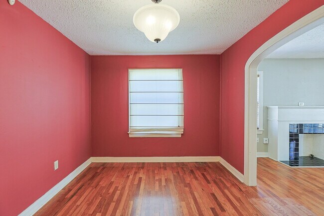 Building Photo - Charming 2 Bedroom Home with Character & Convenient Amenities