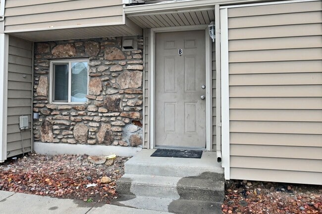 Building Photo - 2 bed 1 Bath townhouse