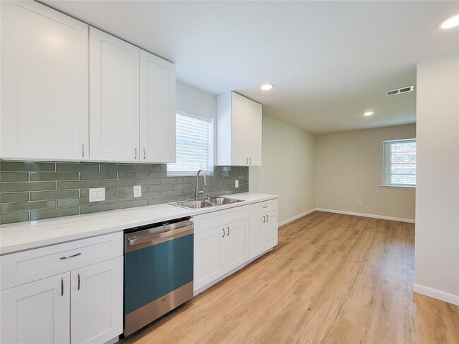 Building Photo - 25911 Maplewood Dr