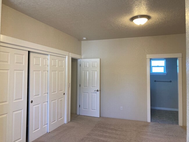 Building Photo - 2 Bedroom 2.5 Bath Townhome