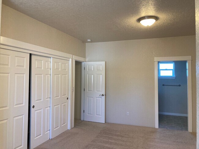 Building Photo - 806 SW Kinsington Ct
