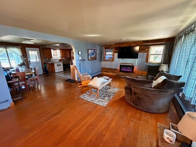 Building Photo - Ranch Home with 3 Bedrooms and a Yard