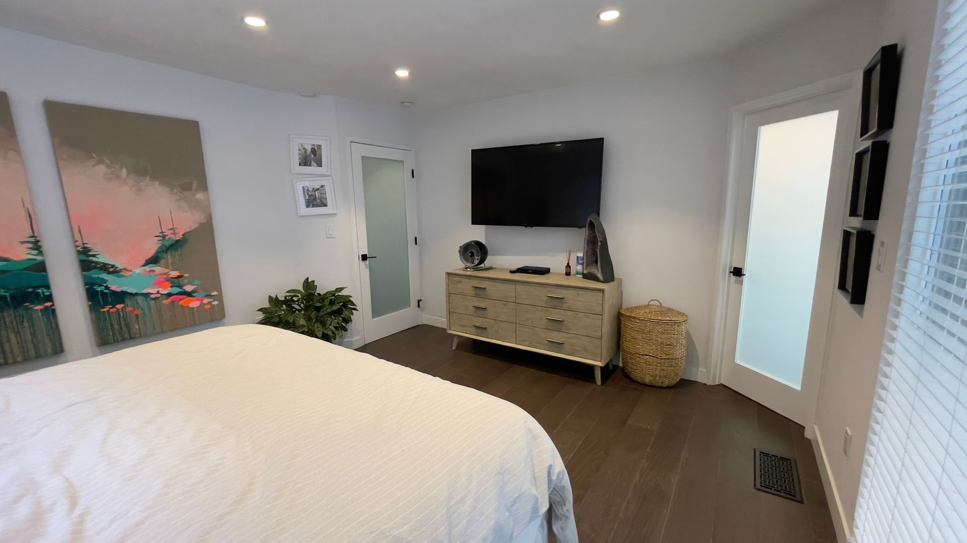 Building Photo - Live in the 90210! Stunning Modern Newly Renovated 2 Bedroom plus bonus room home in Beverly Hills!