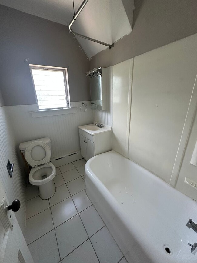 Building Photo - 1010 Chestnut St