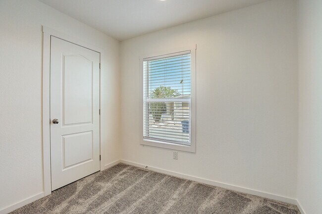 Building Photo - 6 Lapin St