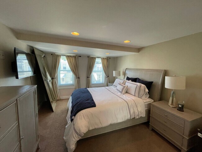 Building Photo - Charming 2 Bedroom/3.5 Bathroom Townhome i...