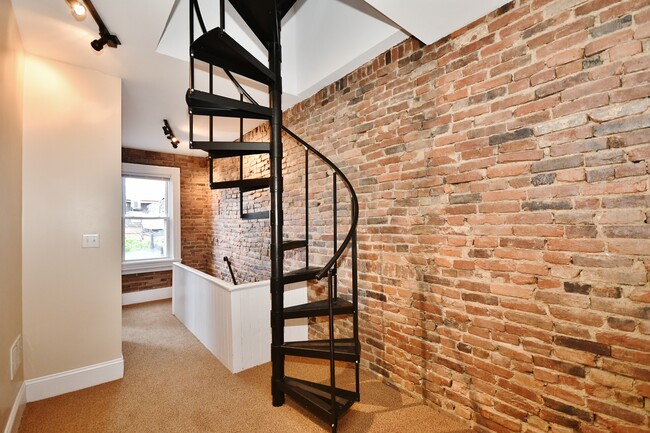 Building Photo - 121 S 16th St