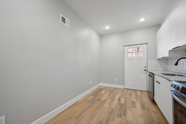 Building Photo - 5412 Delancey St