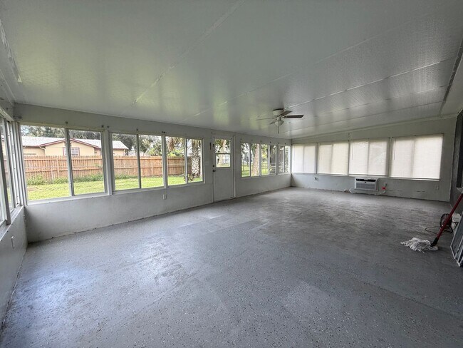 Building Photo - Beautifully updated 3-bedroom, 2-bath home