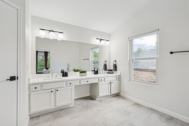 Building Photo - 6872 Greenleaf Dr