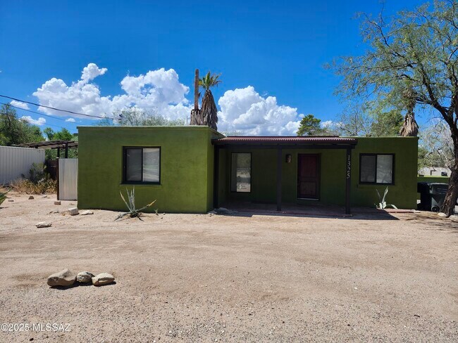 Building Photo - 1325 N Alamo Ave