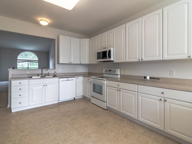 Building Photo - Spacious Unfurnished 3-BR, 2.5-BA year-rou...