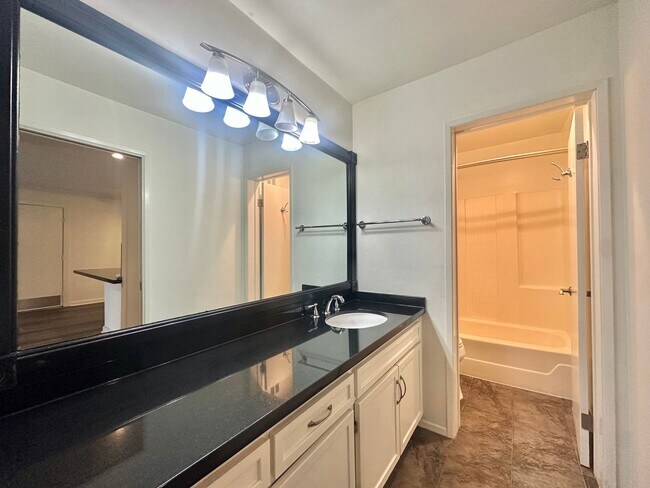 Building Photo - Newly Renovated Pacific Beach Condo Pool S...