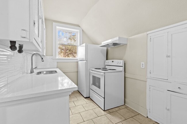 Building Photo - 1618 W Kings Hwy