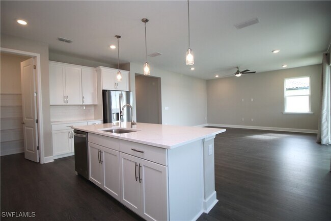 Building Photo - 2051 Grove Dr