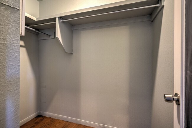 Building Photo - Beautiful 2+ Bedroom, 4 Level Townhome Wit...