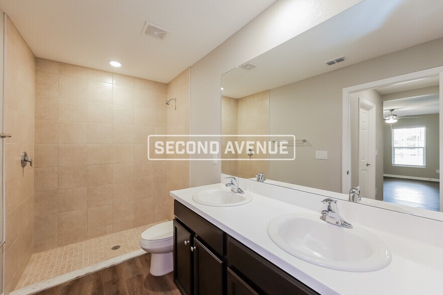 Building Photo - 308 Avanti St