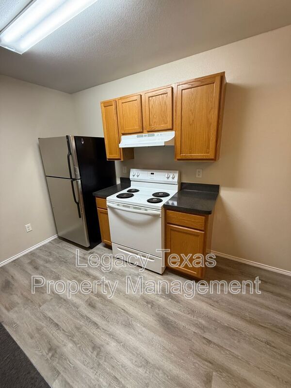 Building Photo - 641 WOODARD