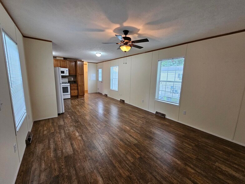 Building Photo - 211 Flower Dr