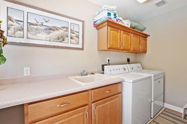 Building Photo - Stunning 4BR/3BA Pool Home with Outdoor Oa...
