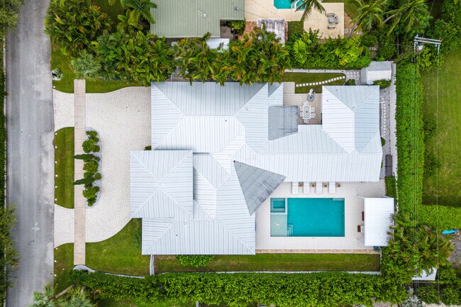 Building Photo - 1117 Lake Dr