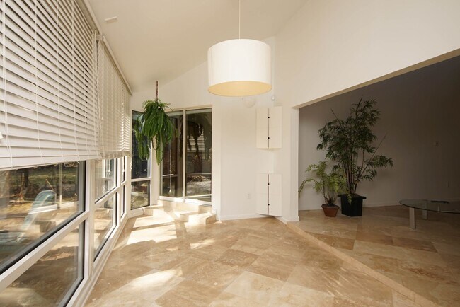 Building Photo - Bluewater Bay Townhome - 6 month lease Only