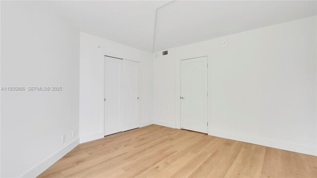 Building Photo - 555 NE 34th St