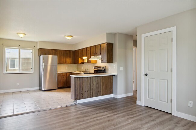 Building Photo - 2445 S Isabella Rd