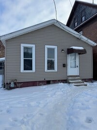 Building Photo - 2 bedroom 1 bath single family home. Freshly painted with new flooring .