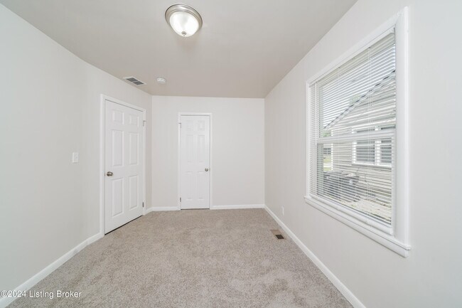 Building Photo - 323 S 43rd St