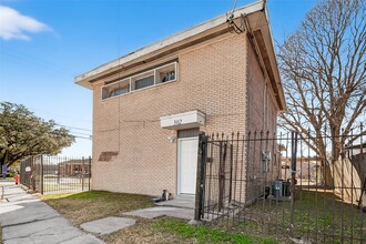 Building Photo - 302 W Shaw Ave