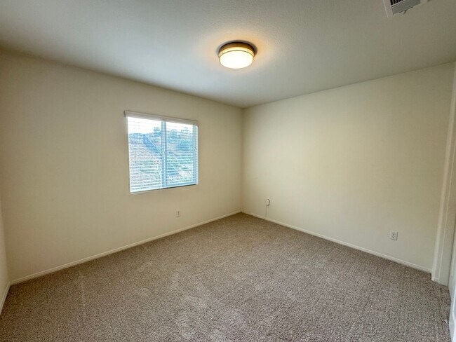 Building Photo - Beautiful 5Bd/3.5Ba Home in Cul-de-Sac in Riverside w/new Turf Back Yard and New Carpet!