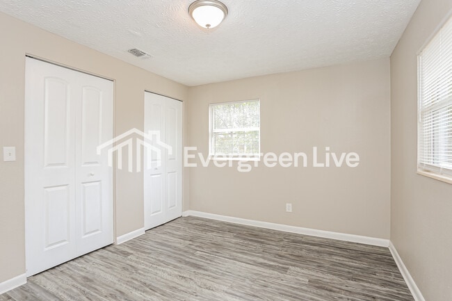 Building Photo - 327 Bonnlyn Dr