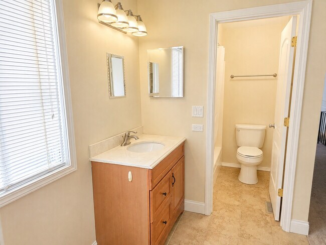 Building Photo - 320 Thistle Dr
