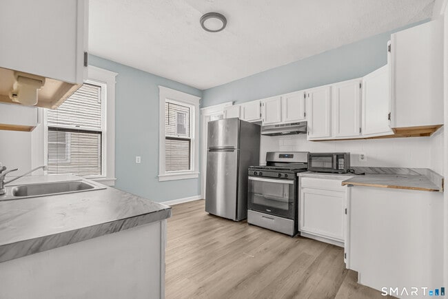 Building Photo - 105 Carleton Ave