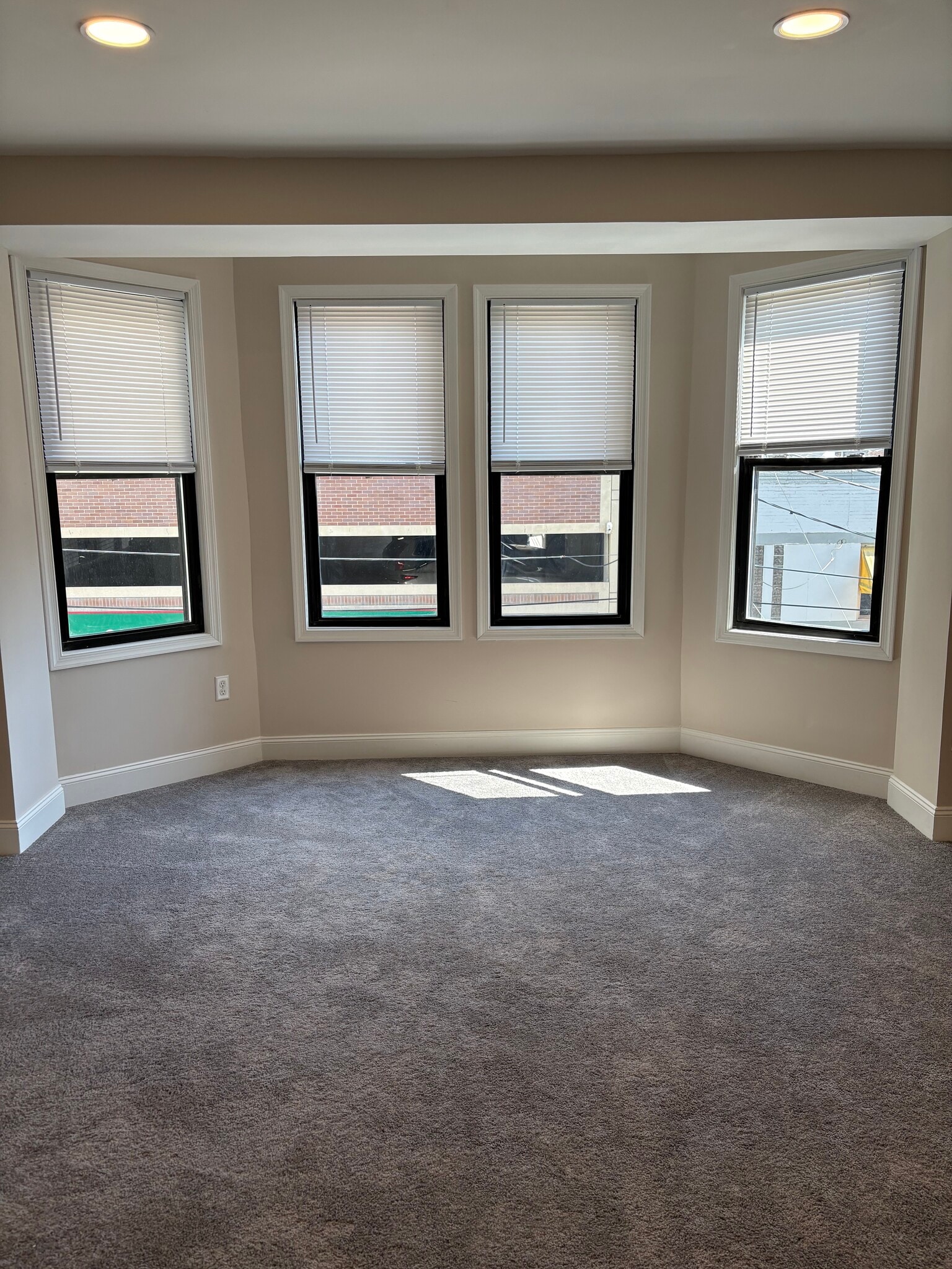 Building Photo - 905 N Orange St