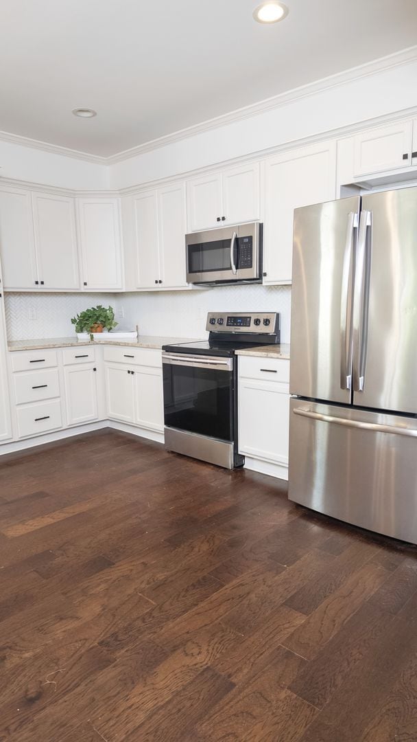 Building Photo - Spacious 4/3.5 w/ Master on Main and Fully...