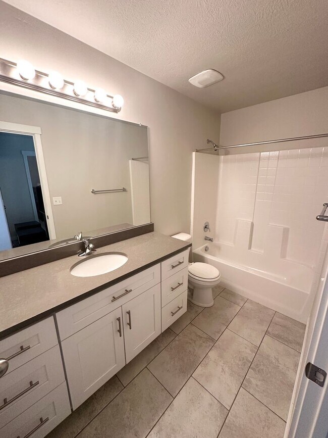 Building Photo - 4 bedroom/4 bathroom Home in Bluffdale