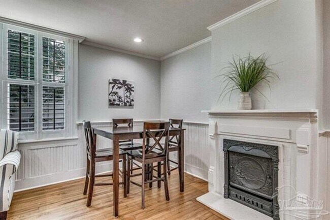 Building Photo - Beautifully renovated downstairs unit!