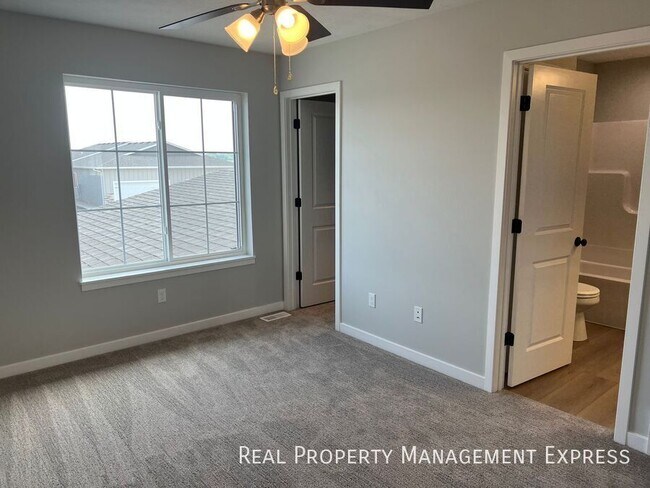 Building Photo - 3 Bedroom 1.5 Bathroom Townhome