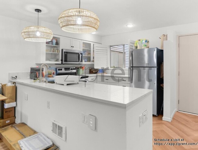 Building Photo - 402 4th Ave.