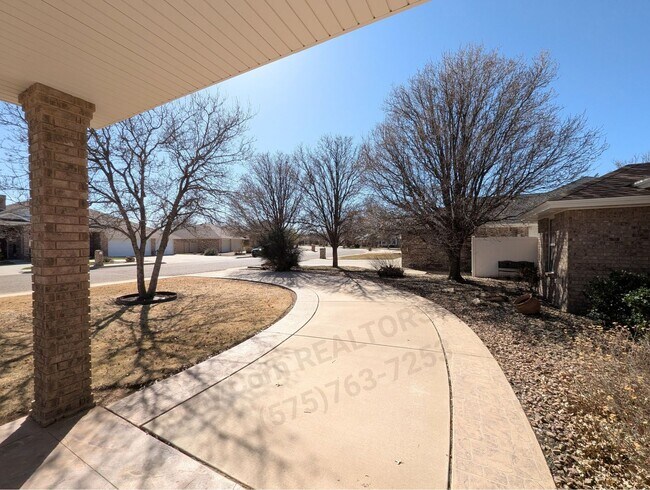 Building Photo - Luxurious Relaxation in Raintree