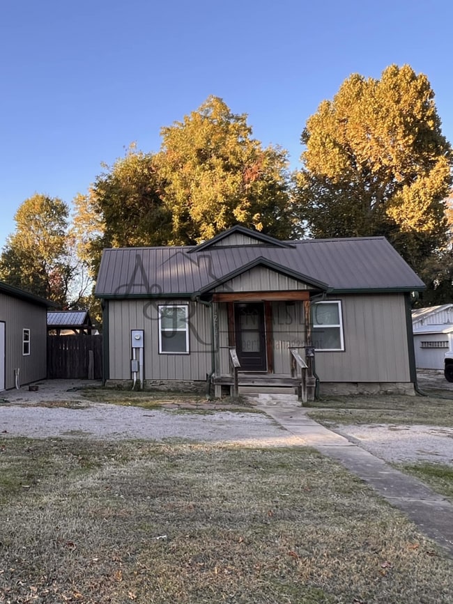 Primary Photo - 204 W Leighton St