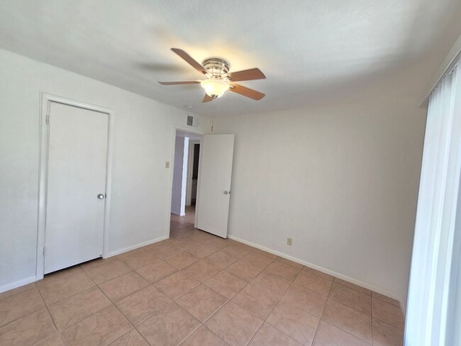 Building Photo - 2 Bed 1 Bath apartment