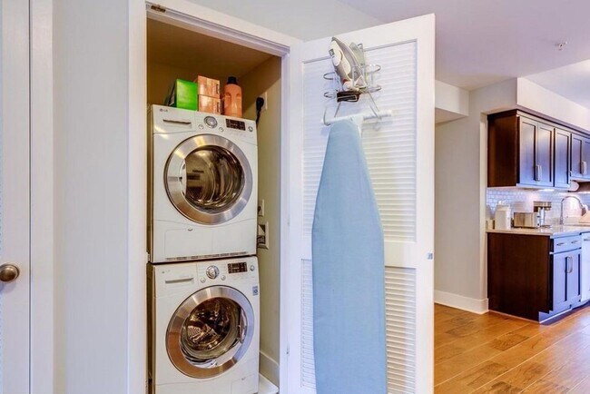 Building Photo - Amazing 2 Bedroom, 2 Full Bathroom 14th St Apartment with Secure Parking!