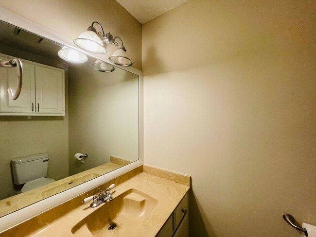 Building Photo - Recently remodeled home